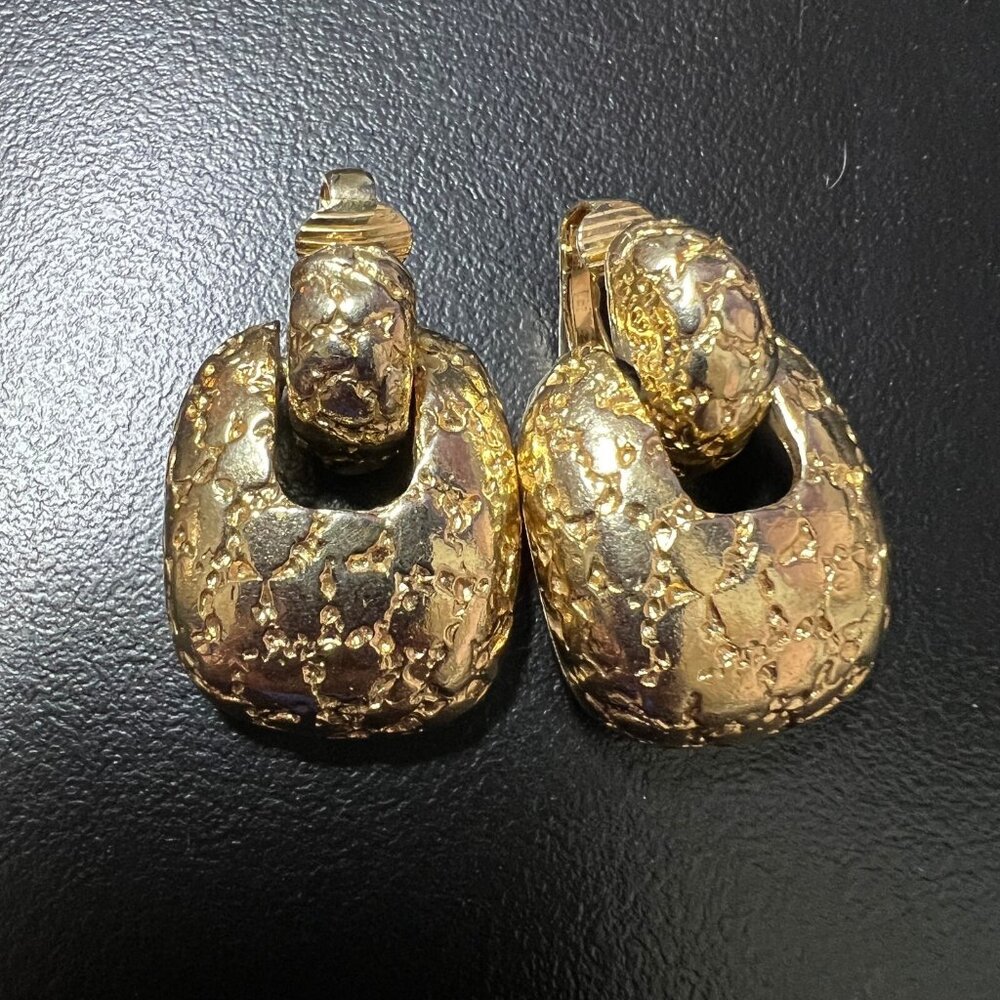 Vintage Door Hanger Clip On Earrings Textured Gold Tone